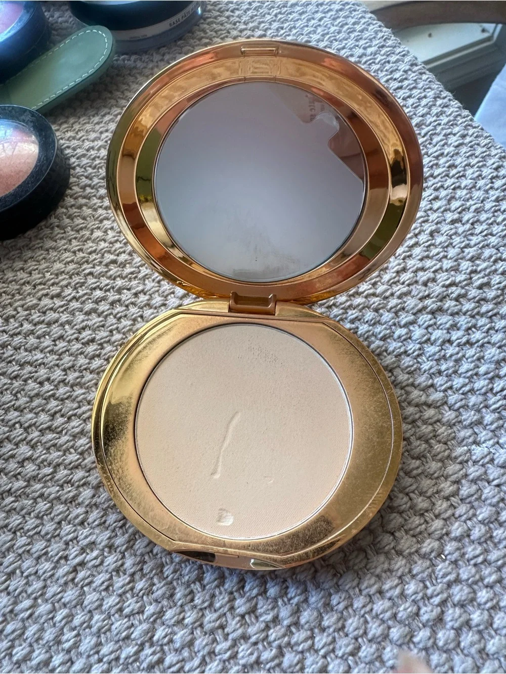 MCoBeauty Miracle Flawless Pressed Powder — Gold